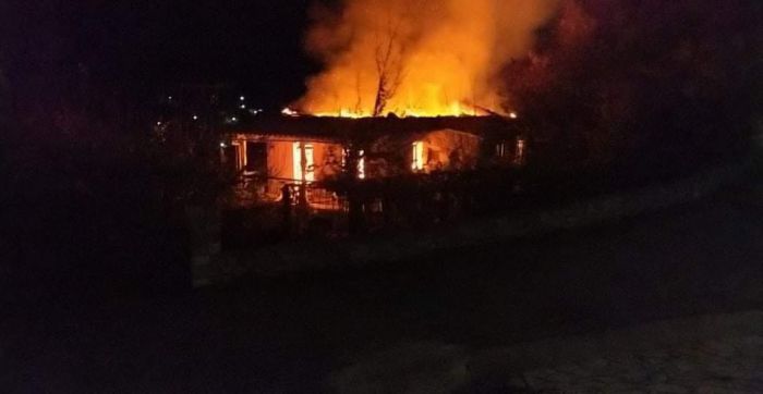 Σπίτι τυλίχθηκε στις φλόγες στο χωριό Δυρράχι