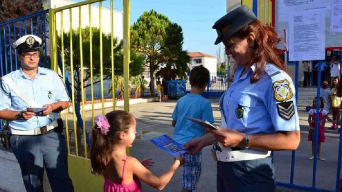 Αστυνομία | Ενημερωτικά φυλλάδια σε μαθητές Δημοτικών Σχολείων Τρίπολης