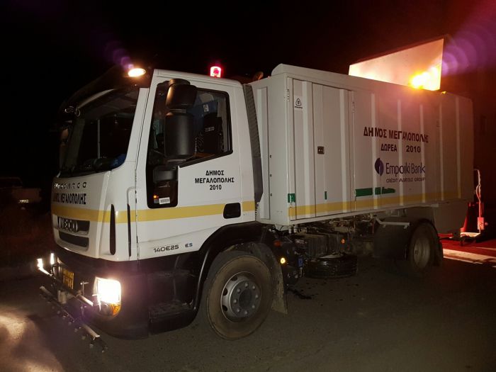 Μεγαλόπολη - Καθαρίζουν και απολυμαίνουν τους κάδους απορριμμάτων