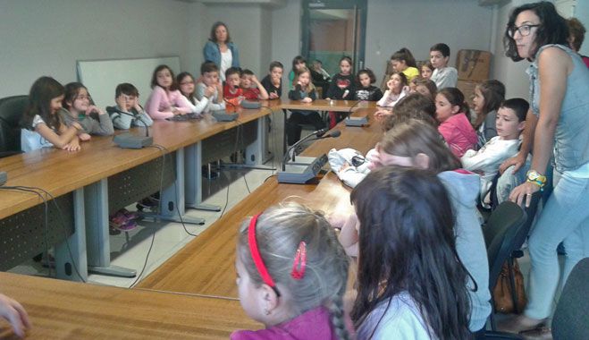 Μαθητές επισκέφθηκαν τον Δήμαρχο Τρίπολης και ρώτησαν για την .. ανακύκλωση! (εικόνες)