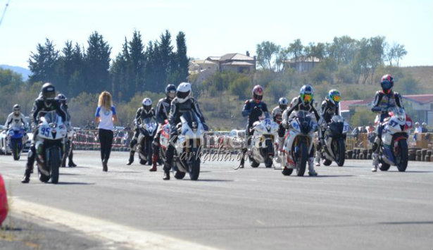 Εντυπωσιακός αγώνας ταχύτητας με μοτοσικλέτες στο αεροδρόμιο της Τρίπολης – Εικόνες, βίνττεο και αποτελέσματα!