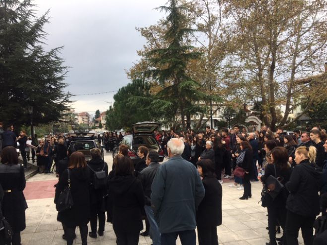 &Mu;&epsilon;&gamma;ά&lambda;&eta; &sigma;&upsilon;&gamma;&kappa;ί&nu;&eta;&sigma;&eta; &kappa;&alpha;&iota; &pi;ό&nu;&omicron;&sigmaf; &sigma;&tau;&eta;&nu; &kappa;&eta;&delta;&epsilon;ί&alpha; &tau;&eta;&sigmaf; &mu;&eta;&tau;έ&rho;&alpha;&sigmaf; &kappa;&alpha;&iota; &kappa;ό&rho;&eta;&sigmaf; &pi;&omicron;&upsilon; έ&pi;&epsilon;&sigma;&alpha;&nu; &sigma;&epsilon; &chi;&alpha;&rho;ά&delta;&rho;&alpha; ... (&epsilon;&iota;&kappa;ό&nu;&epsilon;&sigmaf;)
