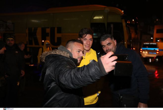 &Mu;&epsilon; &kappa;ό&sigma;&mu;&omicron; &eta; ά&phi;&iota;&xi;&eta; &tau;&eta;&sigmaf; &Alpha;&Epsilon;&Kappa; &sigma;&tau;&eta;&nu; &Tau;&rho;ί&pi;&omicron;&lambda;&eta; (&epsilon;&iota;&kappa;ό&nu;&epsilon;&sigmaf;)