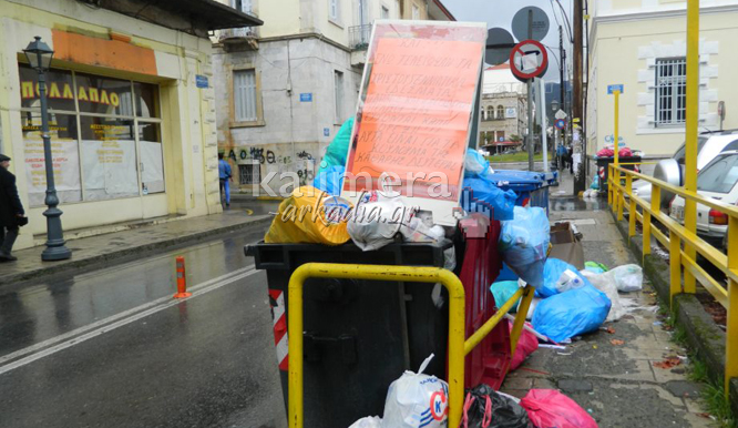 Καταστηματάρχες της «Εθνομαρτύρων» … ξαναστόλισαν τον υπερχειλισμένο κάδο σκουπιδιών (εικόνες)!