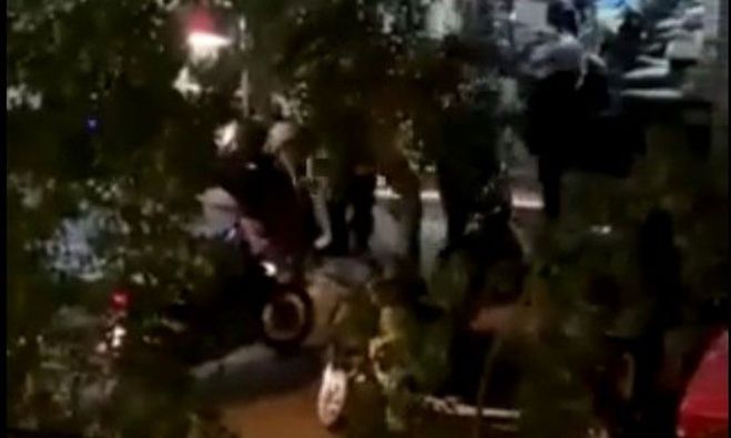 Νέο βίντεο - ντοκουμέντο | Μπουνιές και κλωτσιές από ομάδα αστυνομικών σε πολίτη έξω από κατάστημα στη Νέα Σμύρνη (vd)