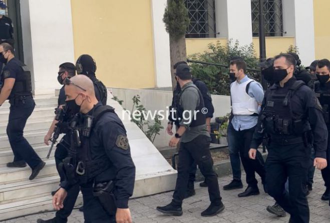 «Να σαπίσεις στη φυλακή ρε κ@ρι@λ@» - Έντονες αποδοκιμασίες κατά του συζυγοκτόνου (vd)