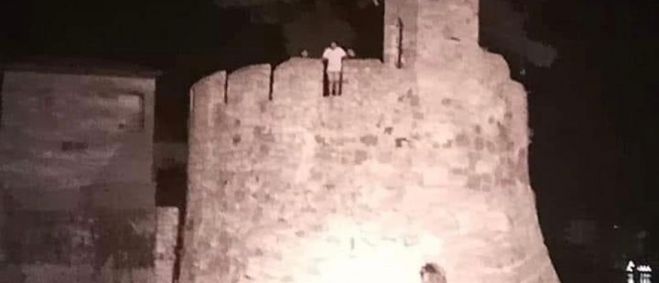 Σοκαριστικό βίντεο | Η στιγμή που ο νεαρός πηδάει από τον Φάρο και χτυπάει στο μπετόν στη Ναύπακτο (vd)