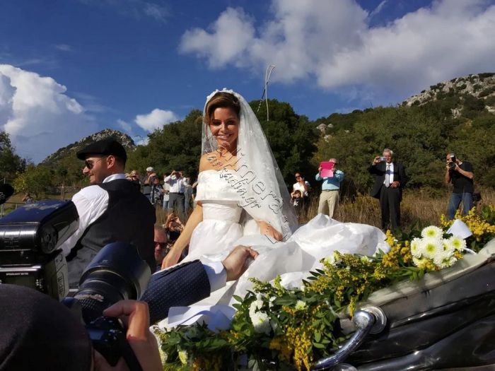 &Nu;ύ&phi;&eta; &pi;ά&nu;&omega; &sigma;&epsilon; ά&mu;&alpha;&xi;&alpha; &eta; &Mu;&alpha;&rho;ί&alpha; &Mu;&epsilon;&nu;&omicron;ύ&nu;&omicron;&sigmaf; &sigma;&tau;&omicron; Ά&kappa;&omicron;&beta;&omicron; &Alpha;&rho;&kappa;&alpha;&delta;ί&alpha;&sigmaf;! (vd)