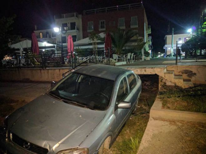 Αυτοκίνητο έφτασε λίγο πριν τη ... θάλασσα τη νύχτα στο Παράλιο Άστρος!