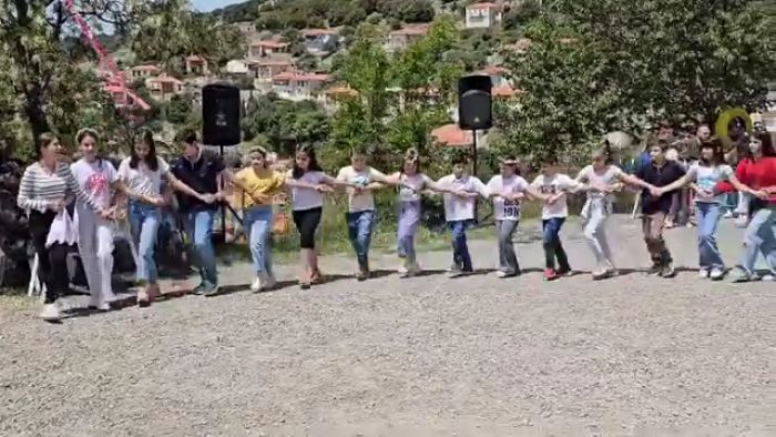 Τρόπαια Γορτυνίας | Χοροί και τραγούδια στη γιορτή λουλουδιών! (vd)