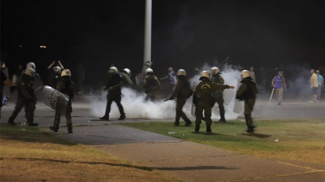 Αυτόφωρο για τους 3 άνδρες των ΜΑΤ – Φώναζαν σε δημοσιογράφο, Βούλγαρε, σας γ@μ@ει ο Τσίπρας! (vd)