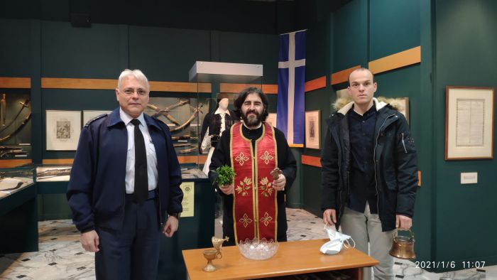 &Mu;&epsilon;&gamma;ά&lambda;&omicron;&sigmaf; &Alpha;&gamma;&iota;&alpha;&sigma;&mu;ό&sigmaf; &sigma;&tau;&omicron; &Pi;&omicron;&lambda;&epsilon;&mu;&iota;&kappa;ό &Mu;&omicron;&upsilon;&sigma;&epsilon;ί&omicron; &Tau;&rho;ί&pi;&omicron;&lambda;&eta;&sigmaf; (&epsilon;&iota;&kappa;ό&nu;&epsilon;&sigmaf;)