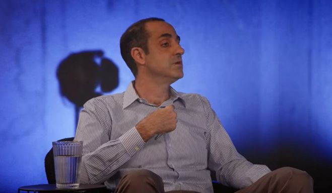 O &Gamma;&rho;&eta;&gamma;ό&rho;&eta;&sigmaf; &Delta;&eta;&mu;&eta;&tau;&rho;&iota;ά&delta;&eta;&sigmaf; &mu;&iota;&lambda;ά &sigma;&tau;&omicron;&nu; &Theta;&alpha;&nu;ά&sigma;&eta; &Lambda;ά&lambda;&alpha; &gamma;&iota;&alpha; ό&lambda;&alpha;: &Tau;&eta;&nu; &pi;&omicron;&lambda;&iota;&tau;&iota;&kappa;ή &delta;&iota;&alpha;&delta;&rho;&omicron;&mu;ή &tau;&omicron;&upsilon;, &tau;&eta; &theta;&eta;&tau;&epsilon;ί&alpha; &sigma;&tau;&omicron; &Mu;&alpha;&xi;ί&mu;&omicron;&upsilon;, &tau;&iota;&sigmaf; &kappa;ό&nu;&tau;&rho;&epsilon;&sigmaf; &mu;&epsilon; &epsilon;&pi;&iota;&chi;&epsilon;&iota;&rho;&eta;&mu;&alpha;&tau;ί&epsilon;&sigmaf;