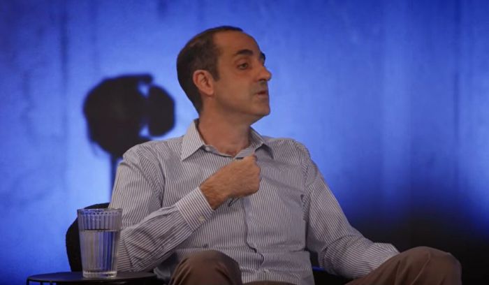 O &Gamma;&rho;&eta;&gamma;ό&rho;&eta;&sigmaf; &Delta;&eta;&mu;&eta;&tau;&rho;&iota;ά&delta;&eta;&sigmaf; &mu;&iota;&lambda;ά &sigma;&tau;&omicron;&nu; &Theta;&alpha;&nu;ά&sigma;&eta; &Lambda;ά&lambda;&alpha; &gamma;&iota;&alpha; ό&lambda;&alpha;: &Tau;&eta;&nu; &pi;&omicron;&lambda;&iota;&tau;&iota;&kappa;ή &delta;&iota;&alpha;&delta;&rho;&omicron;&mu;ή &tau;&omicron;&upsilon;, &tau;&eta; &theta;&eta;&tau;&epsilon;ί&alpha; &sigma;&tau;&omicron; &Mu;&alpha;&xi;ί&mu;&omicron;&upsilon;, &tau;&iota;&sigmaf; &kappa;ό&nu;&tau;&rho;&epsilon;&sigmaf; &mu;&epsilon; &epsilon;&pi;&iota;&chi;&epsilon;&iota;&rho;&eta;&mu;&alpha;&tau;ί&epsilon;&sigmaf;