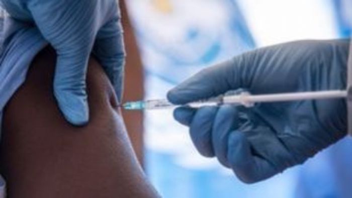 Εγκύκλιο που να μην αφήνει περιθώρια στους γονείς που δεν επιθυμούν να εμβολιάσουν τα παιδιά τους ζητάει ο Συνήγορος του Πολίτη