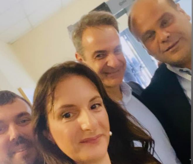 Selfie &mu;&epsilon; &tau;&omicron;&nu; &Mu;&eta;&tau;&sigma;&omicron;&tau;ά&kappa;&eta; &eta; &Beta;ά&lambda;&iota;&alpha; &Mu;&alpha;&upsilon;&rho;&alpha;ϊ&delta;&omicron;&pi;&omicron;ύ&lambda;&omicron;&upsilon;!
