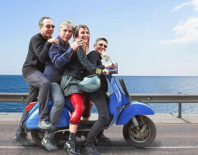 &Omicron;&iota; "&Mu;&pi;&lambda;&epsilon;" &sigma;ή&mu;&epsilon;&rho;&alpha; &sigma;&tau;&eta;&nu; &Kappa;&alpha;&lambda;&alpha;&mu;ά&tau;&alpha; - &Alpha;&kappa;&omicron;&lambda;&omicron;&upsilon;&theta;&omicron;ύ&nu; &Sigma;&tau;&rho;&alpha;&tau;ή&sigmaf;, &Epsilon;&upsilon;&rho;&upsilon;&delta;ί&kappa;&eta;, &Rho;ί&zeta;&omicron;&upsilon; &kappa;&alpha;&iota; &Pi;&omicron;&rho;&tau;&omicron;&kappa;ά&lambda;&omicron;&gamma;&lambda;&omicron;&upsilon;