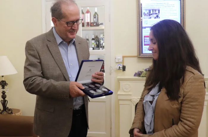 Με τον Περιφερειάρχη συναντήθηκε η διευθύντρια της Σχολής Αργυροχρυσοχοΐας Στεμνίτσας, Σοφία Ταγκαλάκη