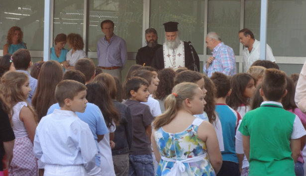 &Eta; &Epsilon;&kappa;&kappa;&lambda;&eta;&sigma;ί&alpha; &kappa;&omicron;&nu;&tau;ά &sigma;&tau;&omicron;&upsilon;&sigmaf; &mu;&alpha;&theta;&eta;&tau;έ&sigmaf; &tau;&omicron;&upsilon; 2&omicron;&upsilon; &Delta;&eta;&mu;&omicron;&tau;&iota;&kappa;&omicron;ύ &Sigma;&chi;&omicron;&lambda;&epsilon;ί&omicron;&upsilon; &Tau;&rho;ί&pi;&omicron;&lambda;&eta;&sigmaf; (&epsilon;&iota;&kappa;ό&nu;&epsilon;&sigmaf;)