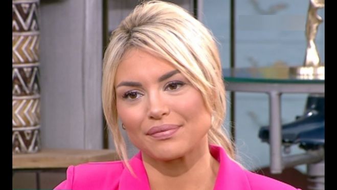 &Alpha;&lambda;&epsilon;&xi;ά&nu;&delta;&rho;&alpha; &Pi;&alpha;&nu;&alpha;&gamma;&iota;ώ&tau;&alpha;&rho;&omicron;&upsilon;: &laquo;&Delta;&epsilon;&nu; &epsilon;ί&mu;&alpha;&iota; &mu;&iota;&alpha; Barbie &alpha;&tau;&sigma;&alpha;&lambda;ά&kappa;&omega;&tau;&eta;, &pi;&omicron;&upsilon; &delta;&epsilon;&nu; &lambda;&upsilon;&gamma;ί&zeta;&epsilon;&iota;&raquo; (vd)