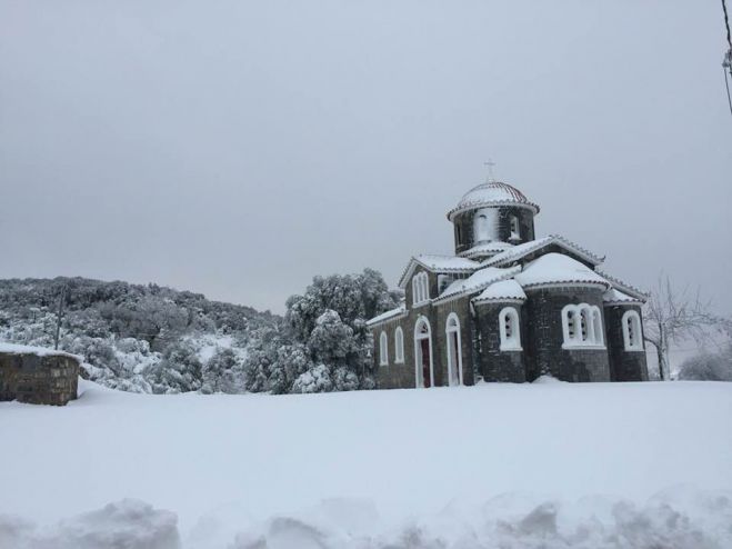 Η εντυπωσιακή εικόνα με τη χιονισμένη εκκλησία στο Καστρί!