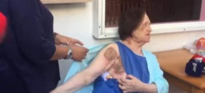Συγκλονίζει η γιαγιά που ληστές έκαψαν το σώμα με σίδερο: «Σε 10 λεπτά θα πεθάνεις»