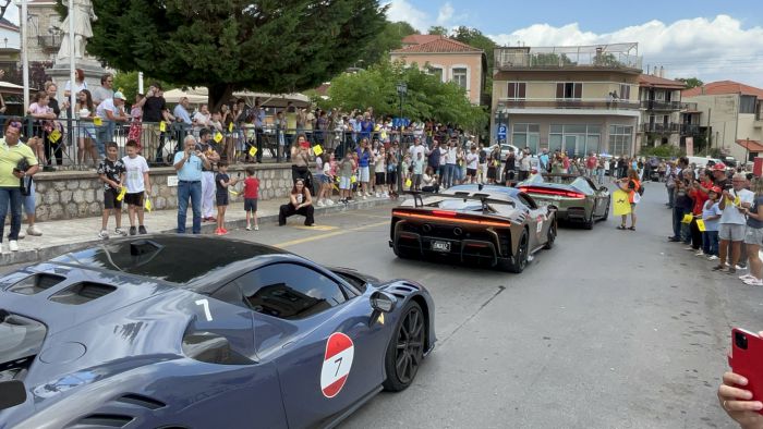 &Omicron; &Delta;ή&mu;&omicron;&sigmaf; &Tau;&rho;ί&pi;&omicron;&lambda;&eta;&sigmaf; &upsilon;&pi;&omicron;&delta;έ&chi;&theta;&eta;&kappa;&epsilon; &tau;&omicron; &epsilon;&nu;&tau;&upsilon;&pi;&omega;&sigma;&iota;&alpha;&kappa;ό Ferrari Cavalcade 2026! (&epsilon;&iota;&kappa;ό&nu;&epsilon;&sigmaf; - &beta;ί&nu;&tau;&epsilon;&omicron;)