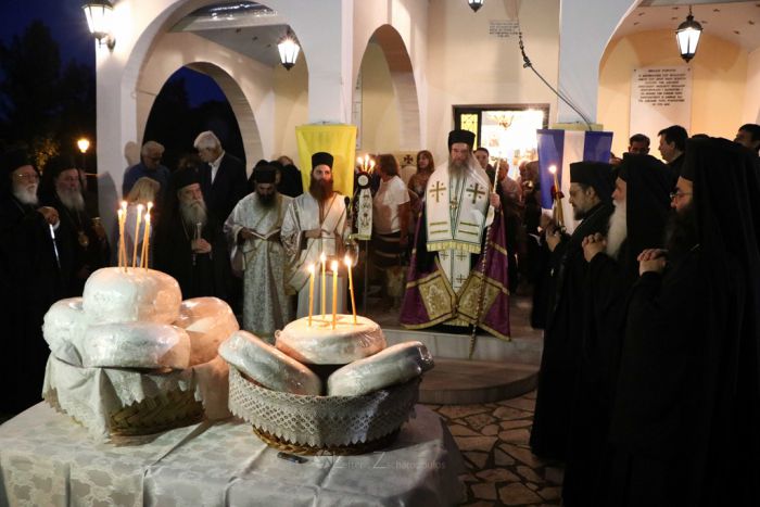 &Eta; &Alpha;&kappa;&omicron;&lambda;&omicron;&upsilon;&theta;ί&alpha; &tau;&omicron;&upsilon; &Epsilon;&sigma;&pi;&epsilon;&rho;&iota;&nu;&omicron;ύ &pi;&rho;&omicron;&sigmaf; &tau;&iota;&mu;ή&nu; &tau;&omicron;&upsilon; &Alpha;&gamma;ί&omicron;&upsilon; &Alpha;&lambda;&epsilon;&xi;ά&nu;&delta;&rho;&omicron;&upsilon; &sigma;&tau;&eta;&nu; &kappa;ά&tau;&omega; &Alpha;&sigma;έ&alpha; (&epsilon;&iota;&kappa;ό&nu;&epsilon;&sigmaf;)
