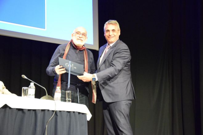 "&Eta; &Alpha;&rho;&kappa;&alpha;&delta;ί&alpha; &tau;&omega;&nu; &Pi;&epsilon;&rho;&iota;&eta;&gamma;&eta;&tau;ώ&nu;" &pi;&alpha;&rho;&omicron;&upsilon;&sigma;&iota;ά&sigma;&tau;&eta;&kappa;&epsilon; &sigma;&tau;&omicron; &Mu;&alpha;&lambda;&lambda;&iota;&alpha;&rho;&omicron;&pi;&omicron;ύ&lambda;&epsilon;&iota;&omicron; - &Omicron; &chi;&alpha;&iota;&rho;&epsilon;&tau;&iota;&sigma;&mu;ό&sigmaf; &tau;&omicron;&upsilon; &Delta;&eta;&mu;ά&rho;&chi;&omicron;&upsilon; &Tau;&rho;ί&pi;&omicron;&lambda;&eta;&sigmaf; (&epsilon;&iota;&kappa;ό&nu;&epsilon;&sigmaf; - &beta;ί&nu;&tau;&epsilon;&omicron;)