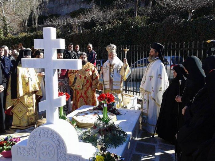 &Tau;ί&mu;&eta;&sigma;&alpha;&nu; &tau;&eta; &mu;&nu;ή&mu;&eta; &tau;&eta;&sigmaf; &mu;&alpha;&kappa;&alpha;&rho;&iota;&sigma;&tau;ή&sigmaf; &gamma;&epsilon;&rho;ό&nu;&tau;&iota;&sigma;&sigma;&alpha;&sigmaf; &Pi;&alpha;&rho;&theta;&epsilon;&nu;ί&alpha;&sigmaf; &Gamma;&iota;ό&beta;&alpha; &sigma;&tau;&eta; &Mu;&alpha;&lambda;&epsilon;&beta;ή (&epsilon;&iota;&kappa;ό&nu;&epsilon;&sigmaf;)