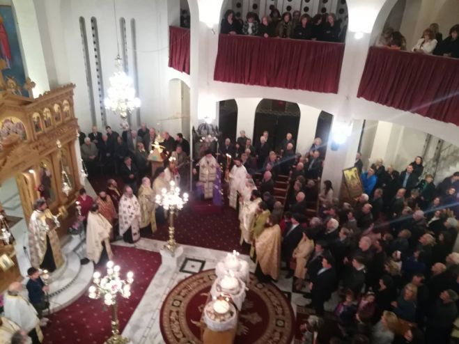 &Eta; &gamma;&iota;&omicron;&rho;&tau;ή &tau;&eta;&sigmaf; &Alpha;&gamma;ί&alpha;&sigmaf; &Alpha;&iota;&kappa;&alpha;&tau;&epsilon;&rho;ί&nu;&eta;&sigmaf; &sigma;&tau;&eta;&nu; &Tau;&rho;ί&pi;&omicron;&lambda;&eta; (&epsilon;&iota;&kappa;ό&nu;&epsilon;&sigmaf;)