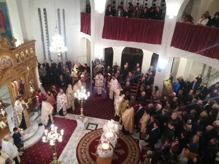 &Eta; &gamma;&iota;&omicron;&rho;&tau;ή &tau;&eta;&sigmaf; &Alpha;&gamma;ί&alpha;&sigmaf; &Alpha;&iota;&kappa;&alpha;&tau;&epsilon;&rho;ί&nu;&eta;&sigmaf; &sigma;&tau;&eta;&nu; &Tau;&rho;ί&pi;&omicron;&lambda;&eta; (&epsilon;&iota;&kappa;ό&nu;&epsilon;&sigmaf;)