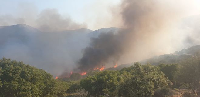 Πυρκαγιά στην Αγία Σοφία Κυνουρίας | Μεταφέρθηκαν οι κάτοικοι δίπλα από την εκκλησία - Υπό έλεγχο η φωτιά εντός του οικισμού