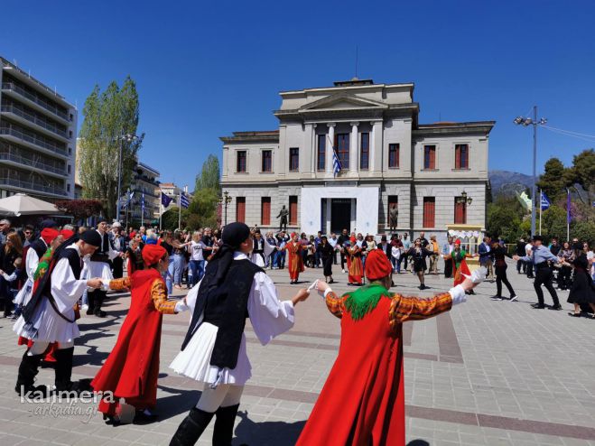 &Tau;&omicron; &Pi;&alpha;&sigma;&chi;&alpha;&lambda;&iota;&nu;ό &gamma;&lambda;έ&nu;&tau;&iota; ... ό&pi;&omega;&sigmaf; &pi;&alpha;&lambda;&iota;ά &sigma;&tau;&eta;&nu; &Tau;&rho;ί&pi;&omicron;&lambda;&eta; (&epsilon;&iota;&kappa;ό&nu;&epsilon;&sigmaf;)