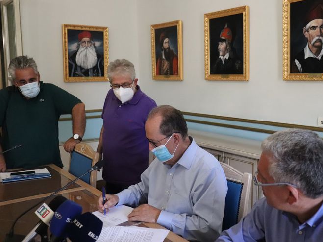 &Tau;&rho;ί&alpha; &nu;έ&alpha; έ&rho;&gamma;&alpha; &gamma;&iota;&alpha; &tau;&eta;&nu; &Alpha;&rho;&kappa;&alpha;&delta;ί&alpha; &upsilon;&pi;ό&gamma;&rho;&alpha;&psi;&epsilon; &omicron; &Nu;ί&kappa;&alpha;&sigmaf;
