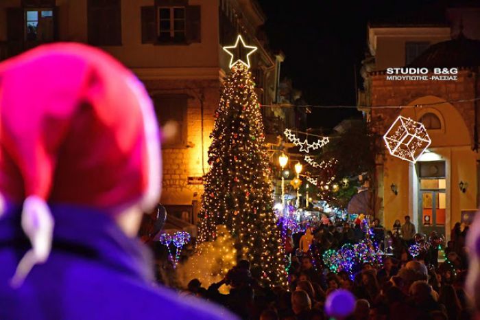 Παραμυθένια ατμόσφαιρα στο άναμμα του Χριστουγεννιάτικου δέντρου στο Ναύπλιο (εικόνες)