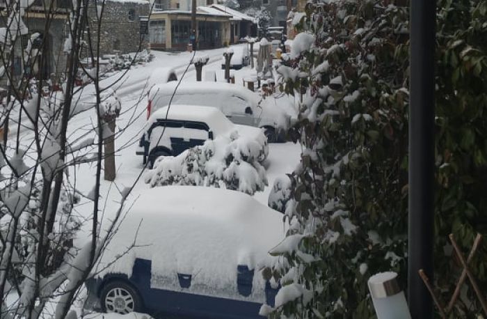 Το χιόνι κάλυψε ολόκληρα αυτοκίνητα στη Βυτίνα! (vd)
