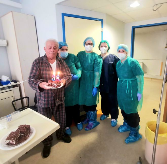 Ο 83χρονος κύριος Παναγιώτης νίκησε τον κορωνοϊό χάρη στο εμβόλιο και βγαίνει δυνατός από τη μονάδα covid του Νοσοκομείου της Τρίπολης!