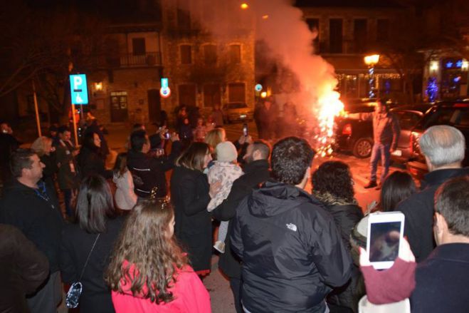 Στεμνίτσα | Υποδοχή του 2019 στην πλατεία με τσουκαλόκαυτο και βεγγαλικά!