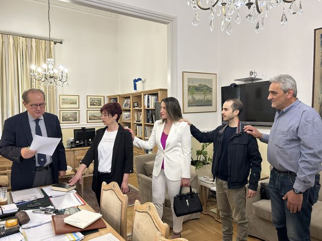 &Nu;έ&omicron;&iota; &mu;ό&nu;&iota;&mu;&omicron;&iota; &upsilon;&pi;ά&lambda;&lambda;&eta;&lambda;&omicron;&iota; &sigma;&tau;&eta;&nu; &Pi;&epsilon;&rho;&iota;&phi;έ&rho;&epsilon;&iota;&alpha; &Pi;&epsilon;&lambda;&omicron;&pi;&omicron;&nu;&nu;ή&sigma;&omicron;&upsilon;