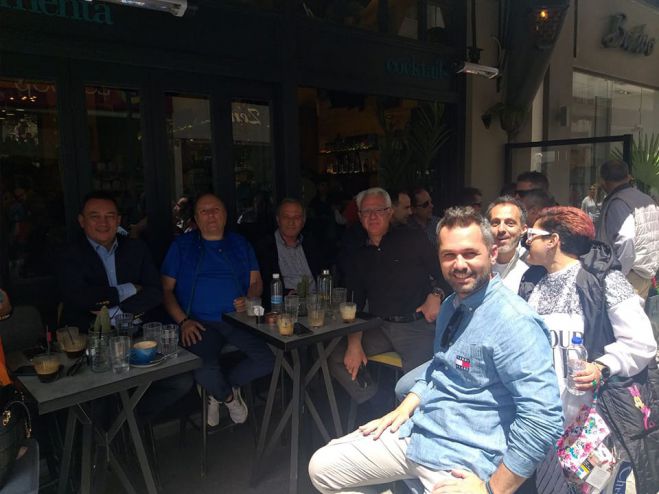 &Omicron; &kappa;&alpha;&phi;έ&sigmaf; &Beta;&lambda;ά&sigma;&eta; - &Sigma;&mu;&upsilon;&rho;&nu;&iota;ώ&tau;&eta; &sigma;&tau;&omicron; &kappa;έ&nu;&tau;&rho;&omicron; &tau;&eta;&sigmaf; &Tau;&rho;ί&pi;&omicron;&lambda;&eta;&sigmaf;