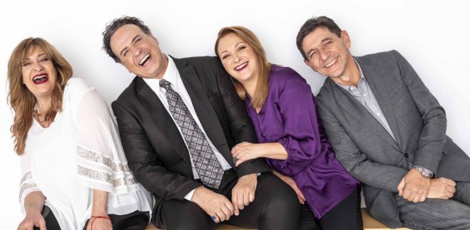 &Pi;&rho;&epsilon;&mu;&iota;έ&rho;&alpha; &sigma;ή&mu;&epsilon;&rho;&alpha; &gamma;&iota;&alpha; &tau;&omicron; &laquo;&Kappa;&alpha;&phi;έ &tau;&eta;&sigmaf; &Chi;&alpha;&rho;ά&sigmaf;&raquo;: &Omicron;&iota; &pi;&rho;&omega;&tau;&alpha;&gamma;&omega;&nu;&iota;&sigma;&tau;έ&sigmaf;, &eta; &upsilon;&pi;ό&theta;&epsilon;&sigma;&eta; &kappa;&alpha;&iota; &omicron;&iota; &pi;&rho;ώ&tau;&epsilon;&sigmaf; &epsilon;&iota;&kappa;ό&nu;&epsilon;&sigmaf;