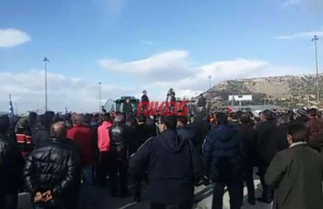 Ενός λεπτού σιγή από τους αγρότες στον Ισθμό για τους 3 αξιωματικούς (vd)