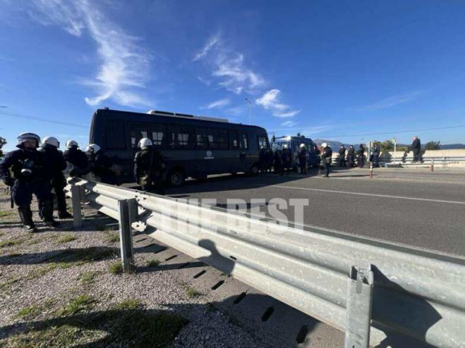 Αδιανόητο | Κλούβα των ΜΑΤ μπλοκάρει ασθενοφόρα στη γέφυρα Ρίου Αντιρίου (vd)