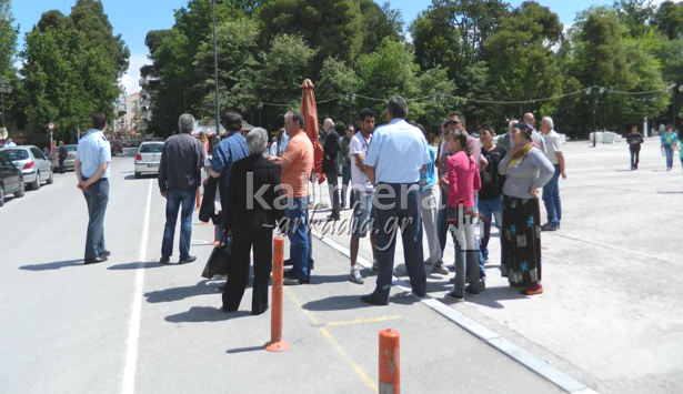 Ό&lambda;&epsilon;&sigmaf; &omicron;&iota; &lambda;&epsilon;&pi;&tau;&omicron;&mu;έ&rho;&epsilon;&iota;&epsilon;&sigmaf;: &Tau;&eta;&lambda;&epsilon;&phi;ώ&nu;&eta;&mu;&alpha; &ndash; &phi;ά&rho;&sigma;&alpha; &gamma;&iota;&alpha; &beta;ό&mu;&beta;&alpha; &sigma;&tau;&omicron; &Delta;&iota;&kappa;&alpha;&sigma;&tau;&iota;&kappa;ό &Mu;έ&gamma;&alpha;&rho;&omicron; &tau;&eta;&sigmaf; &Tau;&rho;ί&pi;&omicron;&lambda;&eta;&sigmaf; (&epsilon;&iota;&kappa;ό&nu;&epsilon;&sigmaf;)