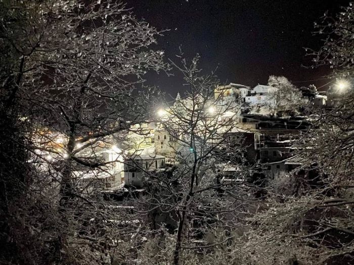 Η νυχτερινή χιονισμένη Καστάνιτσα! (εικόνες)