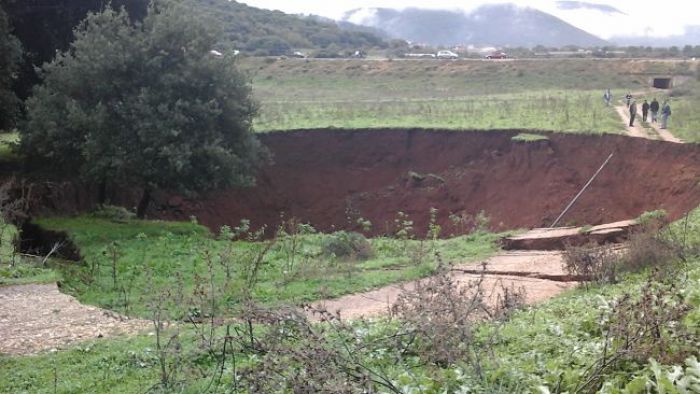 &Iota;&omega;ά&nu;&nu;&iota;&nu;&alpha; - &Omicron; &sigma;&epsilon;&iota;&sigma;&mu;ό&sigmaf; &pi;&rho;&omicron;&kappa;ά&lambda;&epsilon;&sigma;&epsilon; &mu;&epsilon;&gamma;ά&lambda;&eta; &kappa;&alpha;&theta;ί&zeta;&eta;&sigma;&eta; έ&xi;&omega; &alpha;&pi;ό &omicron;&iota;&kappa;&iota;&sigma;&mu;ό (&epsilon;&iota;&kappa;ό&nu;&epsilon;&sigmaf;)