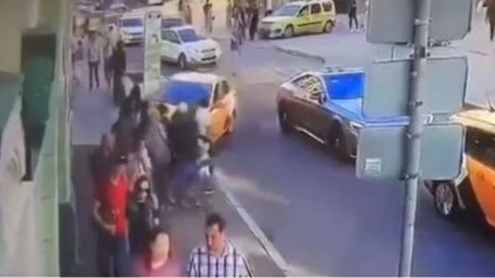 Βίντεο σοκ | Δείτε τη στιγμή που το ταξί πέφτει πάνω στο πλήθος φιλάθλων στη Μόσχα