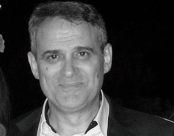 "Έ&phi;&upsilon;&gamma;&epsilon;" &alpha;&pi;ό &tau;&eta; &zeta;&omega;ή &omicron; &Kappa;&alpha;&theta;&eta;&gamma;&eta;&tau;ή&sigmaf; &tau;&omicron;&upsilon; &Pi;&alpha;&nu;&epsilon;&pi;&iota;&sigma;&tau;&eta;&mu;ί&omicron;&upsilon; &Pi;&epsilon;&lambda;&omicron;&pi;&omicron;&nu;&nu;ή&sigma;&omicron;&upsilon;, &Alpha;&nu;&tau;ώ&nu;&eta;&sigmaf; &Mu;&pi;&omicron;&upsilon;&kappa;&omicron;&upsilon;&beta;ά&lambda;&alpha;&sigmaf;