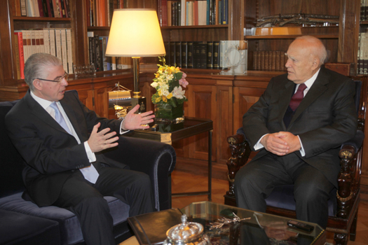 &Tau;&iota; &sigma;&upsilon;&zeta;ή&tau;&eta;&sigma;&epsilon; &omicron; &Alpha;&nu;&delta;&rho;έ&alpha;&sigmaf; &Lambda;&upsilon;&kappa;&omicron;&upsilon;&rho;έ&nu;&tau;&zeta;&omicron;&sigmaf; &mu;&epsilon; &tau;&omicron;&nu; &Pi;&rho;ό&epsilon;&delta;&rho;&omicron; &tau;&eta;&sigmaf; &Delta;&eta;&mu;&omicron;&kappa;&rho;&alpha;&tau;ί&alpha;&sigmaf;